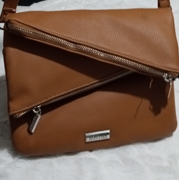 Kenneth Cole Reaction Crossbody Bag. Great condition.  Gently used.  CLEAN. - Picture 6 of 8